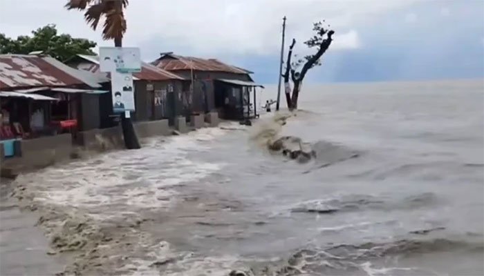 ভারী বৃষ্টিতে ফেনীসহ ৬ জেলায় বন্যার আশঙ্কা