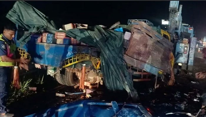 মুন্সিগঞ্জে এক্সপ্রেসওয়েতে ট্রাকের পেছনে বাসের ধাক্কায় নিহত ৪