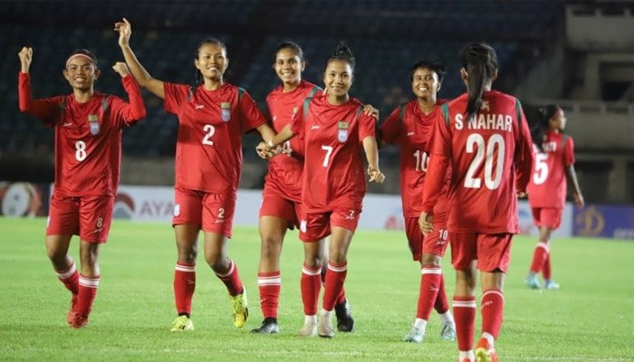 দেশে ফিরলেন ইতিহাস গড়া নারী ফুটবলাররা