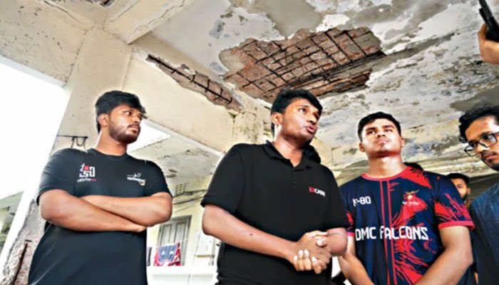 জীর্ণ আবাসিক হলে ঢামেক শিক্ষার্থীদের ঝুঁকিতে বাস