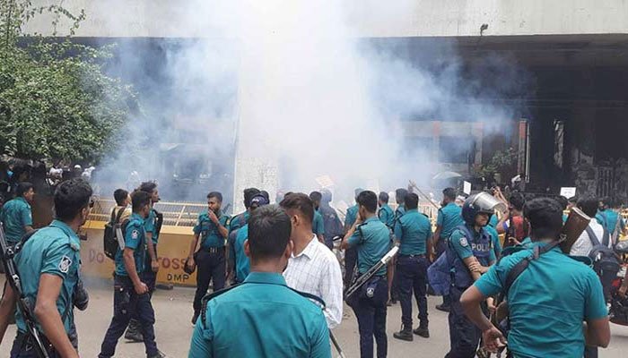 হঠাৎ উত্তপ্ত প্রেস ক্লাব, সাউন্ড গ্রেনেড নিক্ষেপ পুলিশের